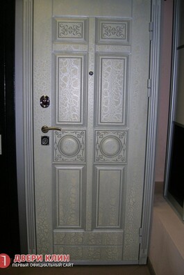 Уличная входная дверь с декорированной панелью винорит