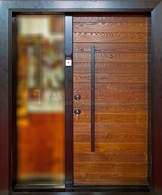 Коричневая входная дверь c МДФ панелью и стеклом ЧД-38 в частный дом в Вологде