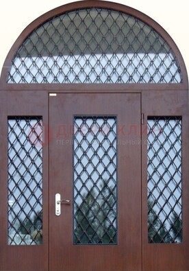 Крепкая стальная арочная дверь со стеклом и ковкой ДА-21 в Ставрополе