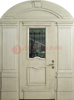Белая входная дверь массив со стеклом и ковкой ДА-49 в Вологде