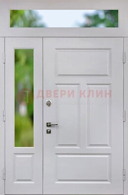 Белая полуторная железная дверь со стеклом и фрамугами ДФГ-10 в Вологде
