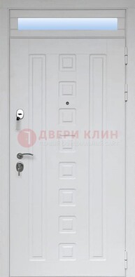 Белая металлическая дверь с фрамугой для коттеджа ДФГ-21 в Вологде