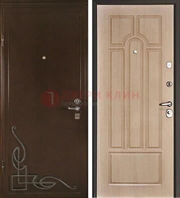 Квартирная коричневая железная дверь с ковкой ДК-19 в Вологде