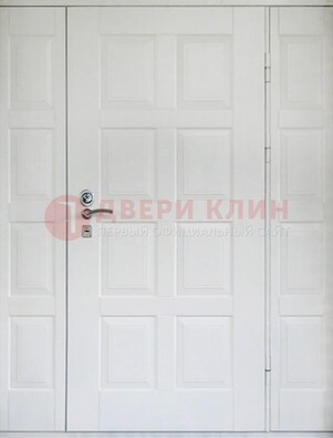 Белая входная дверь для коттеджа с МДФ ДМ-536 в Вологде