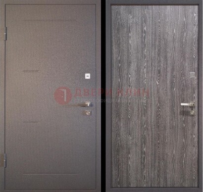 Серая металлическая дверь с порошковым напылением ДП-148 в Пскове