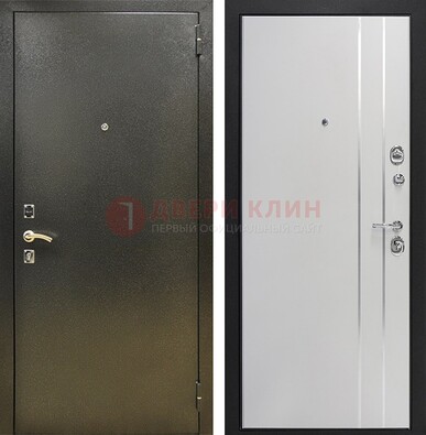 Железная темная дверь с порошковым покрытием и белая МДФ с молдингами  ДП-296 в Вологде