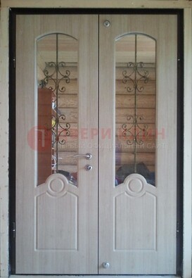 Парадная дверь со стеклянными вставками и ковкой ДПР-23 в деревянный дом в Вологде