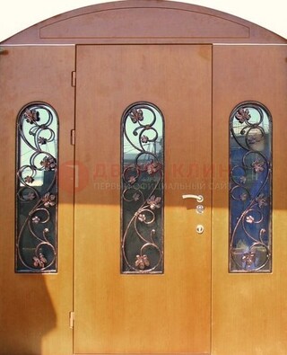 Парадная дверь со стеклянными вставками и ковкой ДПР-28 в общественное здание в Вологде