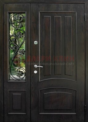 Парадная дверь со стеклянными вставками и ковкой ДПР-31 в кирпичный дом в Вологде