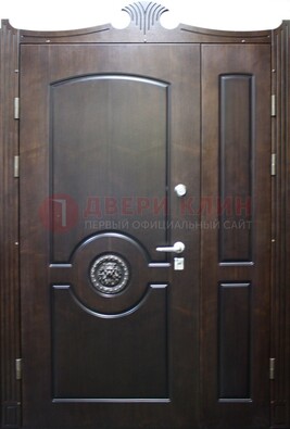 Коричневая парадная дверь с украшением ДПР-52 с утеплением в Пскове