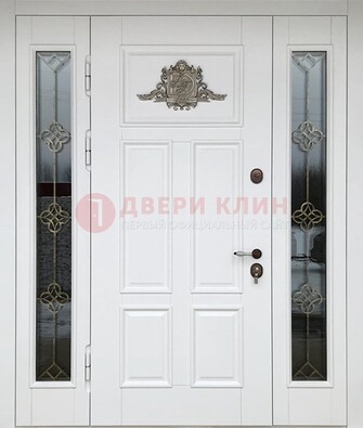 Белая входная парадная дверь со стеклом и ковкой ДПР-92 в Вологде