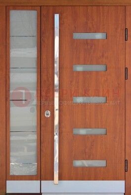 Коричневая металлическая дверь со стеклом ДС-72 в Вологде