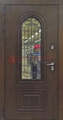 Классическая стальная дверь со стеклом и ковкой для коттеджа ДСК-178 в Вологде