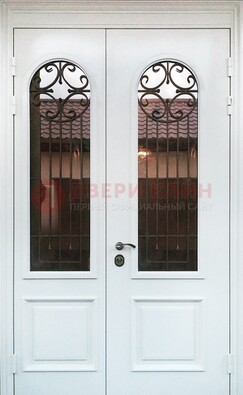 Белая стальная дверь стекло с ковкой и филенкой ДСК-201 в Вологде