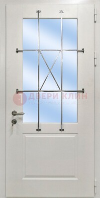 Белая простая железная дверь Винорит со стеклом и ковкой ДСК-257 в Вологде