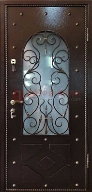 Влагостойкая дверь со стеклом и ковкой с декором ДСК-37 в Пскове