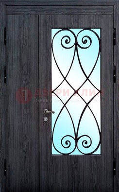 Стальная дверь со стеклом и ковкой ДСК-69 в деревянный дом в Пскове