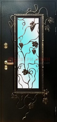 Железная дверь со стеклом и ковкой ДСК-70 для деревянного дома в Пскове