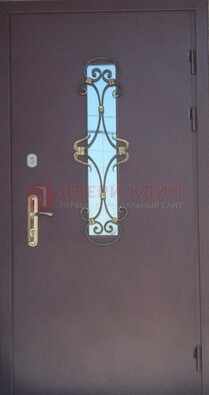 Металлическая дверь со стеклом и ковкой ДСК-77 в панельный дом в Пскове