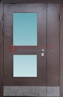 Коричневая тамбурная дверь со стеклянными вставками ДТМ-21 в Вологде