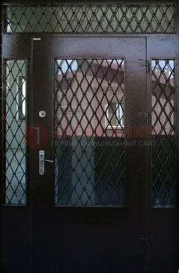 Коричневая тамбурная дверь со стеклянными вставками и ковкой ДТМ-32 в Вологде