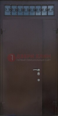 Коричневая тамбурная дверь со стеклянными вставками и ковкой ДТМ-39 в Вологде