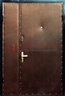 Коричневая тамбурная дверь с оформлением ДТМ-40 в Вологде