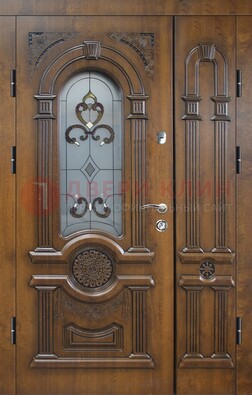 Коричневая двухстворчатая железная дверь с МДФ и витражом ВЖ-32 в Вологде