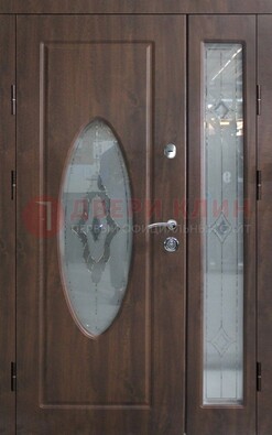 Коричневая двухстворчатая железная дверь с МДФ и витражом ВЖ-33 в Вологде
